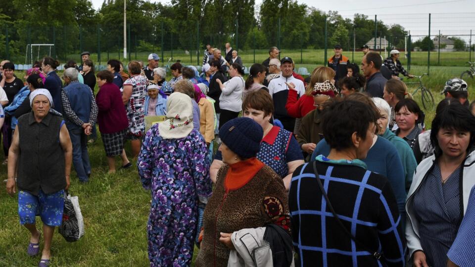 KK29 Andrijivka - Na snímke ľudia čakajú na humanitárnu pomoc počas 94. dňa ruskej invázie na Ukrajinu v sobotu 28. mája 2022 v ukrajinskej obci Andrijivka. FOTO TASR/AP
People wait to receive humanitarian aid in the village of Andriivka, Donetsk region, Ukraine, Saturday, May 28, 2022. (AP Photo/Andriy Andriyenko)