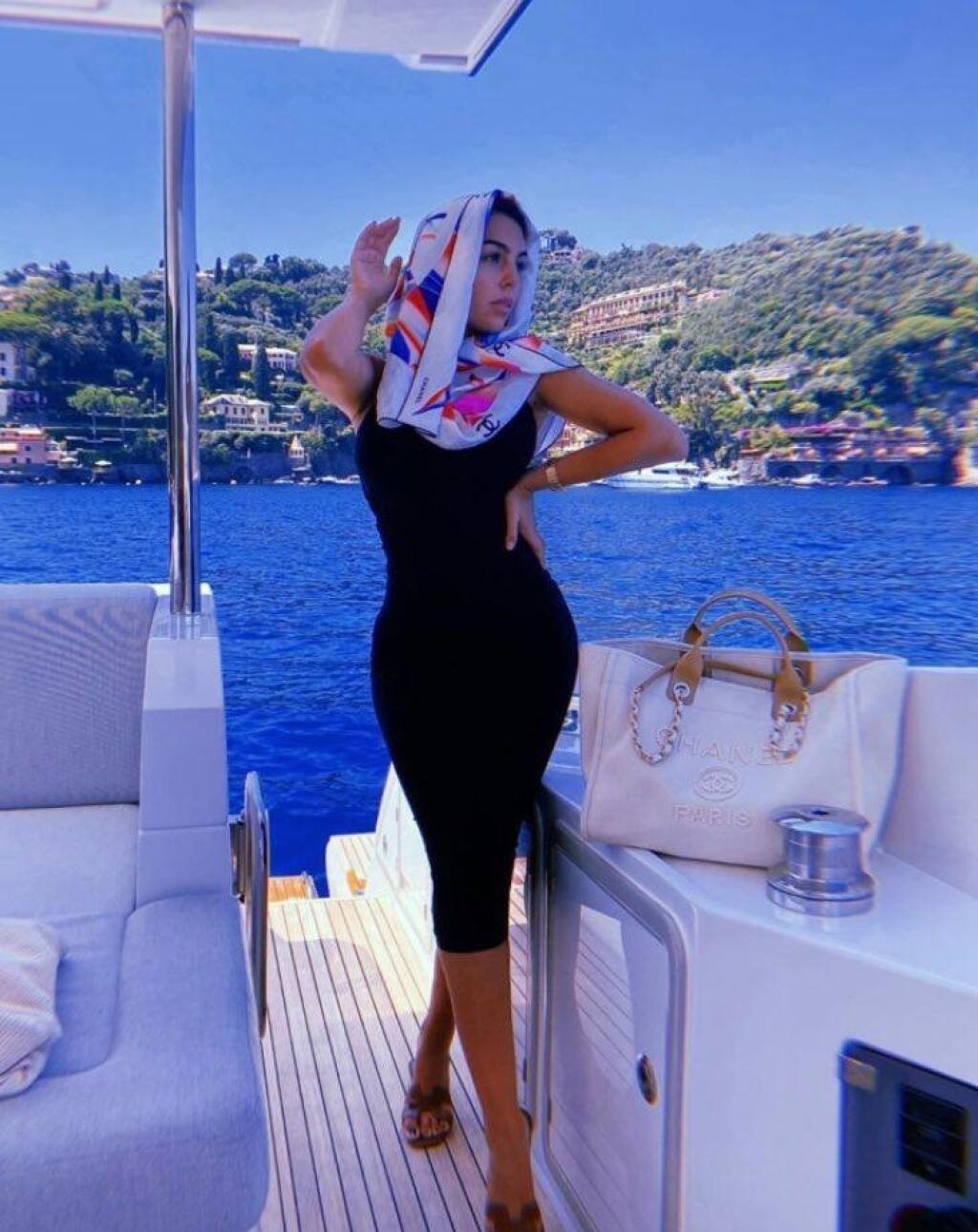 Georgina sa na jachte veľmi rada opaľuje. Nehanbí sa na nej vystaviť svoje ženské krivky.