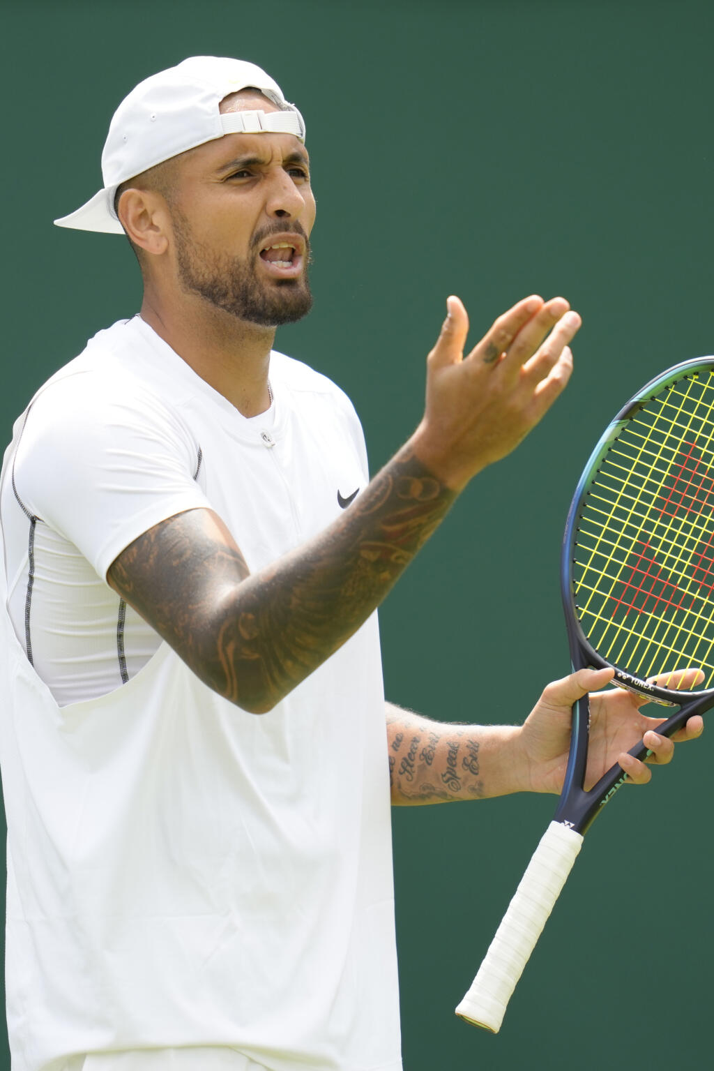 Tenisová analytička tvrdí, že fanúšikovia Kyrgiosa sledujú z nesprávnych dôvodov, pričom zakaždým dúfajú, že niečo vystrojí. Dokonca aj McEnroe ho varoval, aby dával pozor na svoju náladovosť, keďže on s ňou má skúsenosti. Bývalý britský hráč Andrew Castle však tenistu opisuje ako