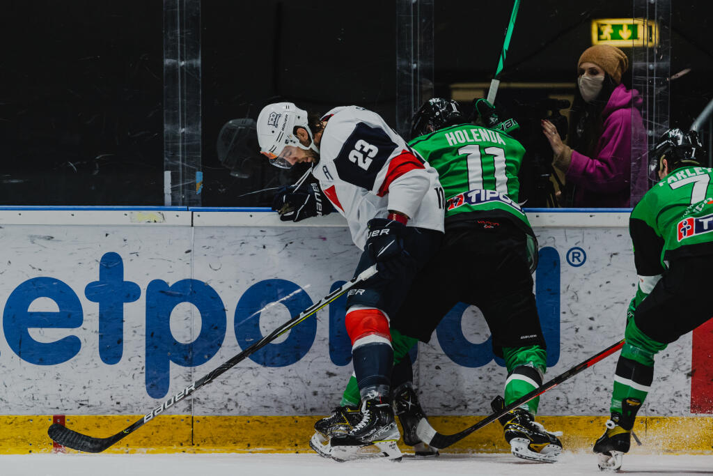 Na snímke Brant Harris (Slovan) a Matúš Holenda (Nové Zámky) počas zápasu 11.kola základnej časti hokejovej Tipos Extraligy medzi HC Slovan Bratislava a HC Nové Zámky.