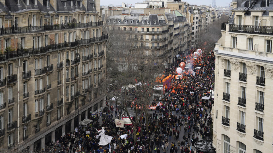 KK6 Paríž - Ľudia pochodujú počas demonštrácie v utorok 7. marca 2023 v Paríži. Viac ako 250 protestov je v utorok naplánovaných vo Francúzsku proti vládnemu návrhu dôchodkovej reformy. Zapojenie sa do štrajku avizovalo viacero sektorov služieb vrátane zamestnancov železníc, letísk, učiteľov či smetiarov. Zmeny v dôchodkovom systéme predstavila francúzska vláda ešte v januári. Postupne až do roku 2030 sa má zvyšovať minimálny vek odchodu do dôchodku zo súčasných 62 na 64 rokov. Ľudia tiež budú m