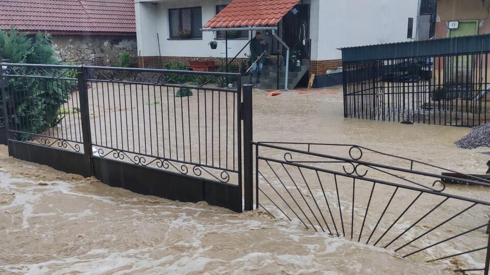 V obci Beluj platí mimoriadna situácia, vybrežil sa tam potok