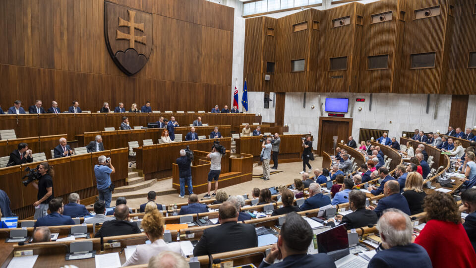 Hra sa práve začala. Politické strany odovzdali dvoje kandidátky. 
 FOTO TASR - Jaroslav Novák