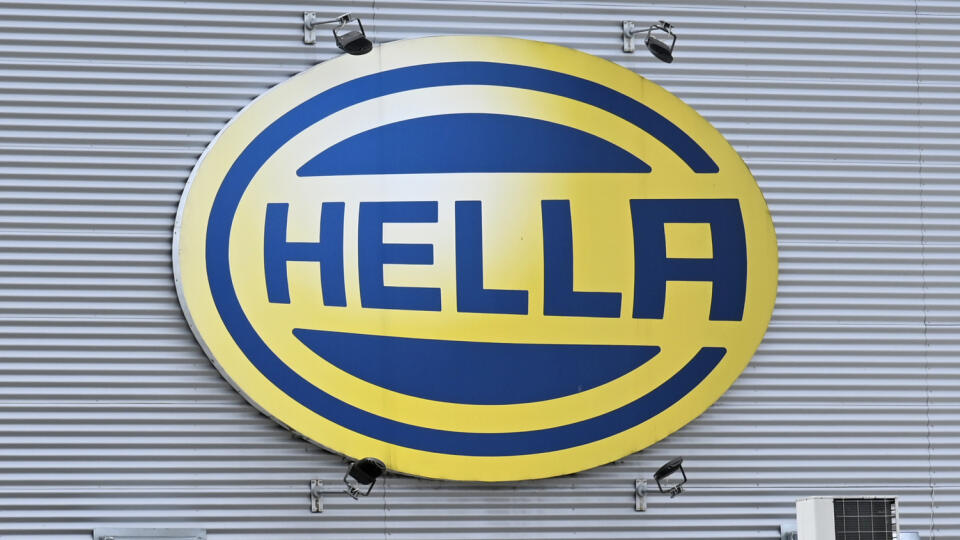 Nemecký výrobca svetiel pre automobilový priemysel Hella Slovakia Signal-Lighting prepustí z bánovskej a trenčianskej pobočky pôvodne avizovaný počet zamestnancov. Producent svietidiel avizoval, že od júla plánuje prepustiť 337 zamestnancov, v prevádzke v Bánovciach nad Bebravou má prísť o prácu 247 ľudí, 90 z prevádzky v Trenčíne. Dodávateľ pre automobilový priemysel zamestnáva v súčasnosti približne 1900 ľudí. Na snímke výrobná hala v Bánovciach nad Bebravou 28. júna 2020. FOTO TASR - Radovan