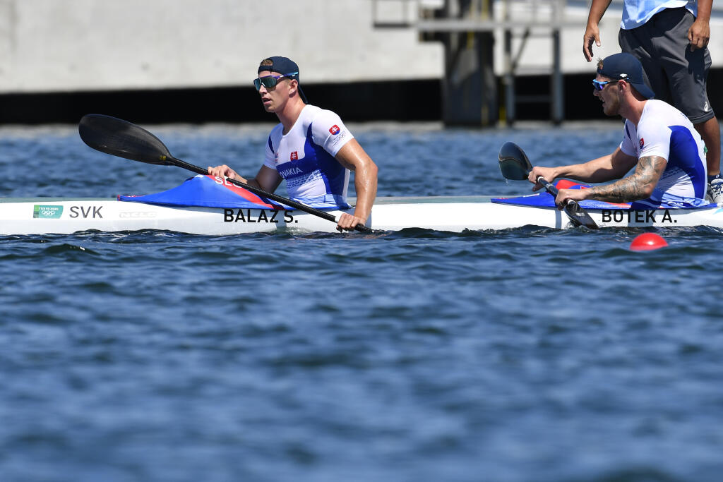 Na snímke slovenský dvojkajak v zložení Samuel Baláž, Adam Botek sa na XXXII. letných OH 2020 v Tokiu prebojoval do štvrtkového semifinále K2 na 1000 m v stredu 4. augusta 2021. FOTO TASR – Michal Svítok