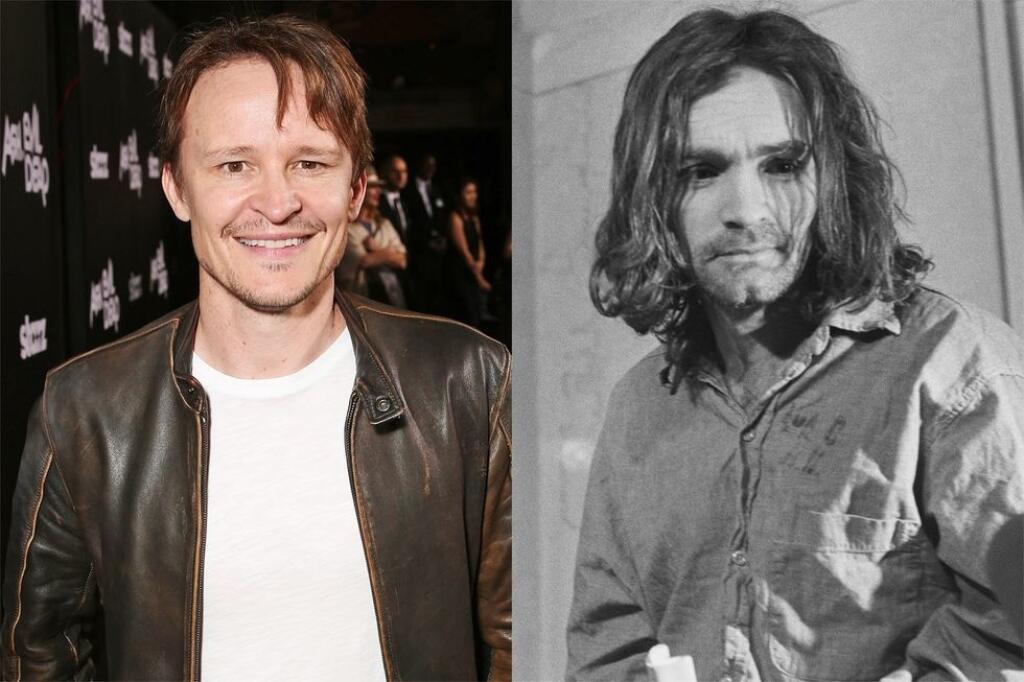 Damon Herriman ako Charles Manson: V roku 1969 dal členmi svojej Rodiny zavraždiť 7 ľudí, vrátane Sharon Tate. Na vražde sa osobne nezúčastnil. Vodca sekty zomrel vo väzení vo veku 83 rokov. Prirodzenou smrťou.