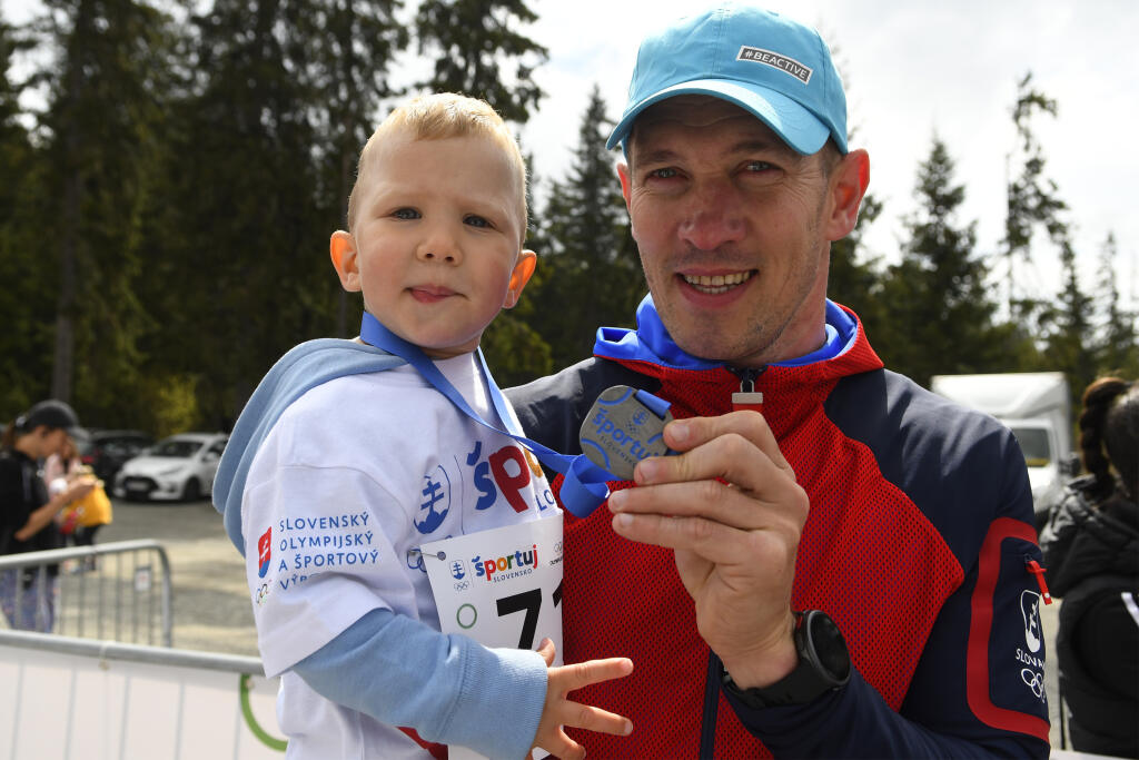 TOMI KID KOVÁCS aktívne podporuje športové aktivity pre deti a mládež, podobne angažuje sa aj v charitatívnych projektoch. Na snímke so svojím synom DÁVIDOM.