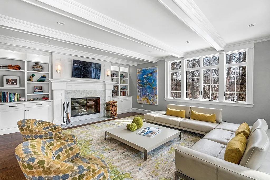 Podľa webu truepeoplesearch.com Zdeno aj jeho manželka bývajú v meste Weston západne od Bostonu. Luxusná vila vo vychytenej štvrti podľa realitného portálu zillow.com má hodnotu 4 milióny dolárov.