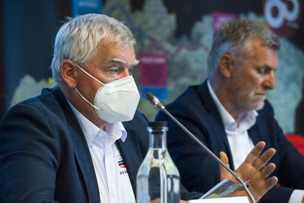 Na snímke sprava generálny riaditeľ medzinárodných cyklistických pretekov (MCP) Okolo Slovenska a prezident Slovenského zväzu cyklistiky Peter Privara a športový riaditeľ MCP Okolo Slovenska Ľudovít Lučanič počas tlačovej konferencie k 65. ročníku medzinárodných cyklistických pretekov Okolo Slovenska.
