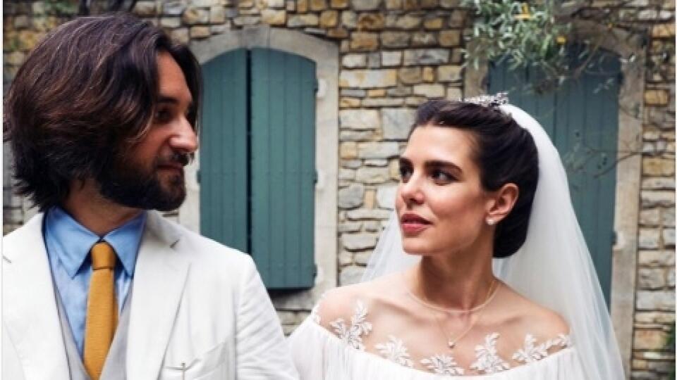 Vnučka Grace Kelly Charlotte Casiraghi (32), si mesiac po civilnom obrade zobrala filmového producenta Dimitri Rassama (37) opäť. Tentoraz v bohémskom štýle.