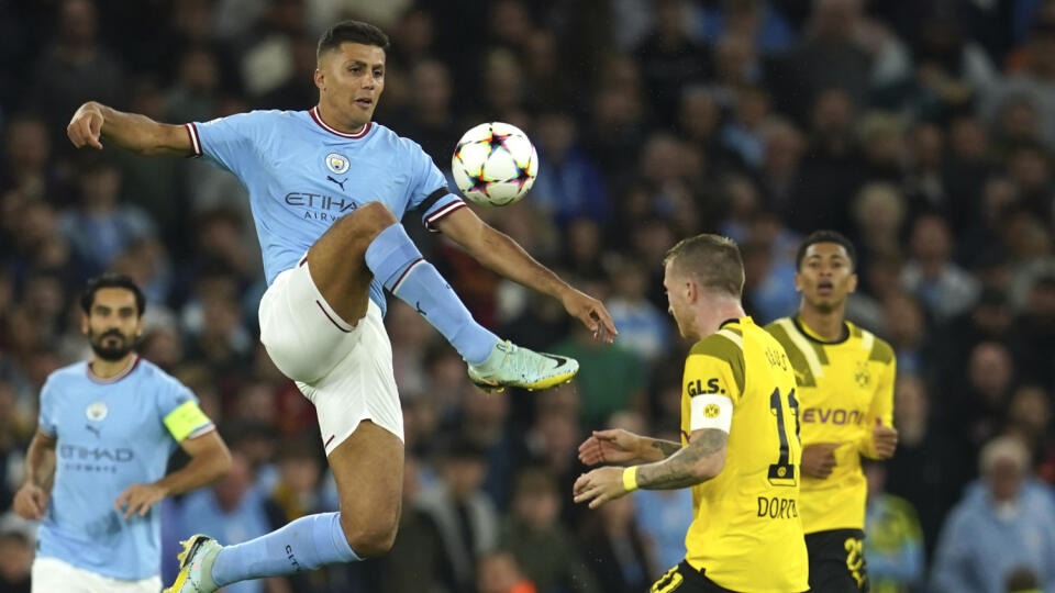 WA 53 Manchester - Futbalista Manchestru City Rodrigo (vľavo) bojuje o loptu počas zápasu 2. kola G-skupiny Ligy majstrov Manchester City - Borussia Dortmund v Manchestri v stredu 14. septembra 2022. FOTO TASR/AP
Manchester City's Rodrigo, left, goes for the ball as in action with Dortmund's Marco Reus during the group G Champions League soccer match between Manchester City and Borussia Dortmund at the Etihad stadium in Manchester, England, Wednesday, Sept. 14, 2022. (AP Photo/Dave Thompson)