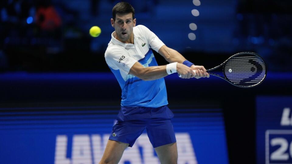 JB 30 Turín - Srbský tenista Novak Djokovič odvracia úder Rusovi Andrejovi Rubľovovi v zápase zelenej skupiny na turnaji majstrov v Turíne 17. novembra 2021. FOTO TASR/AP
Serbia's Novak Djokovic returns the ball to Russia's Andrey Rublev during their ATP World Tour Finals singles tennis match, at the Pala Alpitour in Turin, Wednesday, Nov. 17, 2021. (AP Photo/Luca Bruno)