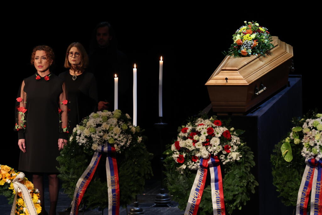 Posledná rozlúčka s Marínou Kráľovičovou v SND. Na zábere Gabika Dzúriková.