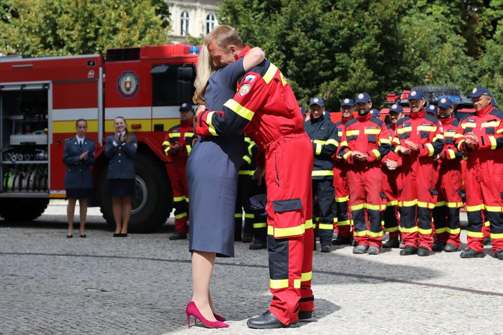 Prezidentka urobila mimoriadne netradičný krok - hasiča objala.