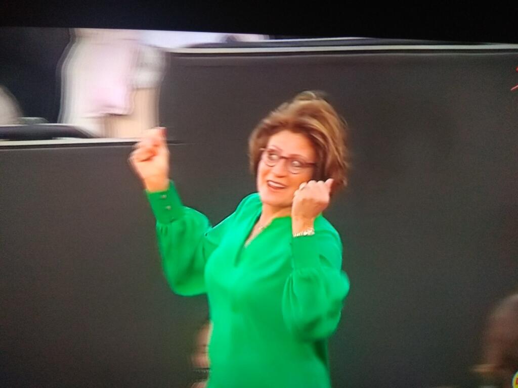 Sekundy a minúty pred zápasom exhibície patrili jednoznačne Rogerovej mame Lynette. Tá si nástup na kurt užívala a divákom na tribúne predviedla aj svoje tanečné kreácie.