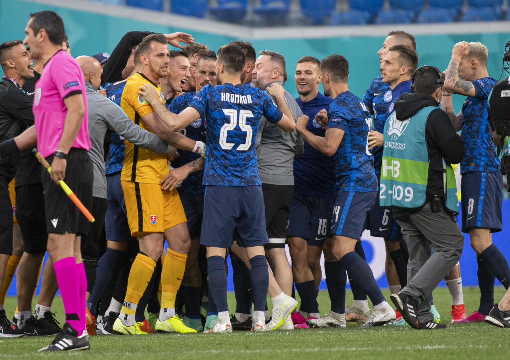 Na snímke hráči Slovenska oslavujú víťazstvo 2:1 v zápase E-skupiny na majstrovstvách Európy vo futbale Poľsko - Slovensko v pondelok 14. júna 2021 v ruskom Petrohrade. FOTO TASR - Martin Baumann