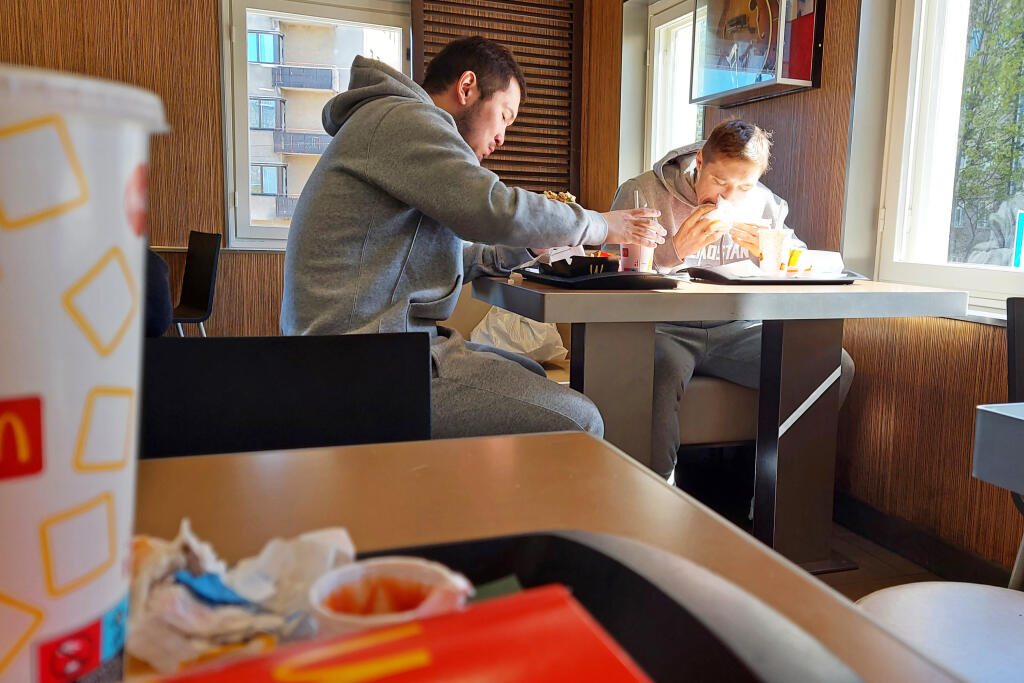 Zdravá strava ich zrejme príliš netrápi. Kazašských hokejistov sme deň pred zápasom so Slovenskom nachytali v známom fastfoode McDonald's. Namiesto zdravej a diétnej stravy si dopriali hamburgery, colu a hranolčeky.