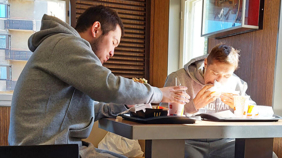 Na snímke je kazašský útočník Sayan Daniyar a jeho spoluhráč Mikhail Rakhmanov počas obedu v reštaurácií McDonald's neďaleko zimného štadióna v Helsinkách.