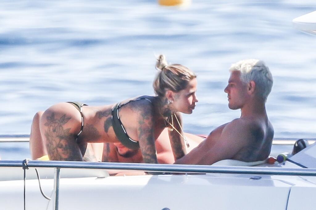 Futbalista Theo Hernandez a modelka Zoe Cristofoli si užili plavbu na jachte plnú erotiky.