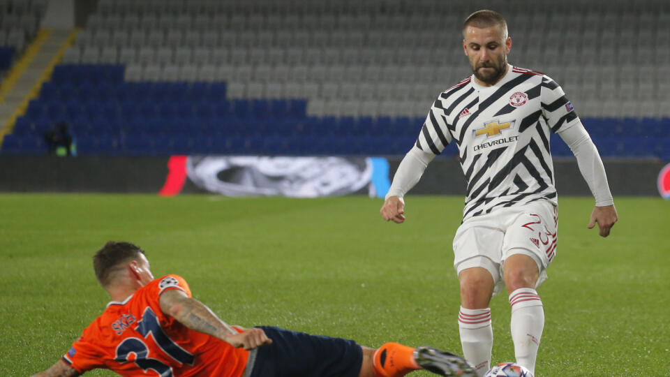 EBE 39 Istanbul - Na snímke vľavo dole slovenský obranca Istanbulu Martin Škrtel, vpravo hráč United Luke Shaw v zápase H-skupiny 3. kola skupinovej fázy Ligy majstrov vo futbale Istanbul Basaksehir - Manchester United v Istanbule 4. novembra 2020. FOTO TASR/AP
Basaksehir's Martin Skrtel, bottom, fights for the ball with Manchester United's Luke Shaw during the Champions League group H soccer match between Istanbul Basaksehir and Manchester United at the Fatih Terim stadium in Istanbul, Wednesd