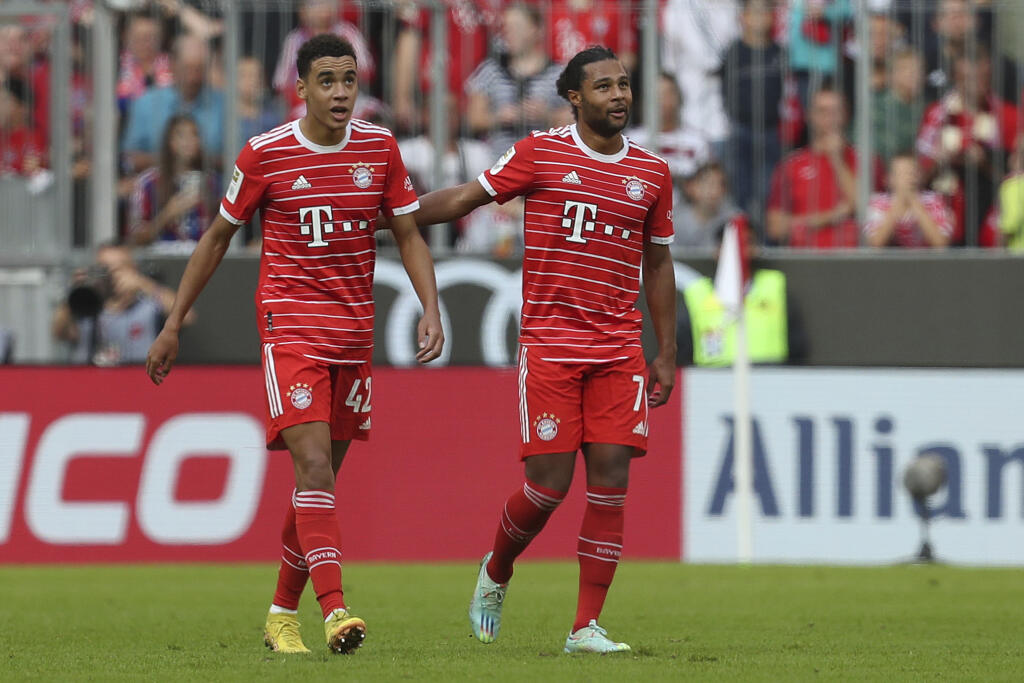 JB 17 Mníchov - Hráč Bayernu Jamal Musiala (vľavo) oslavuje so spoluhráčom Sergeom Gnabrym po tom, ako strelil druhý gól vo futbalovom zápase nemeckej Bundesligy Bayern Mníchov - FSV Mainz 05 v Mníchove 29. októbra 2022. FOTO TASR/AP
Bayern's Jamal Musiala, left celebrates with teammates Bayern's Serge Gnabry after scoring his sides second goal during the Bundesliga soccer match between Bayern Munich and Mainz at the Allianz Arena in Munich, Germany, Saturday, Oct. 29, 2022. (AP Photo/Alexandra
