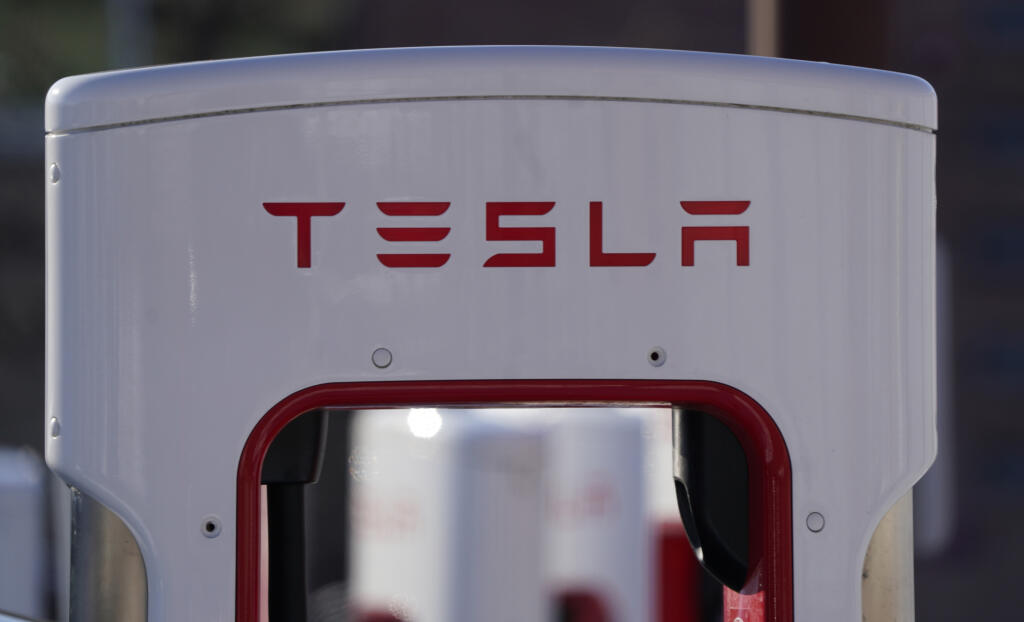 WA 54 archív Boulder - Na archívnej snímke z 25. februára 2021 logo amerického výrobcu elektromobilov Tesla. Spoločnosť dosiahla prelomový výsledok. Jej zisk v uplynulom štvrťroku prvýkrát prekročil 1 miliardu USD vďaka schopnosti 