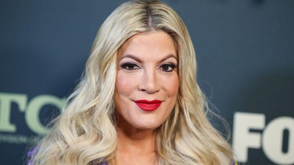 Tori Spelling sa zmenila zo škaredého káčatka na celkom pohľadnú ženu.