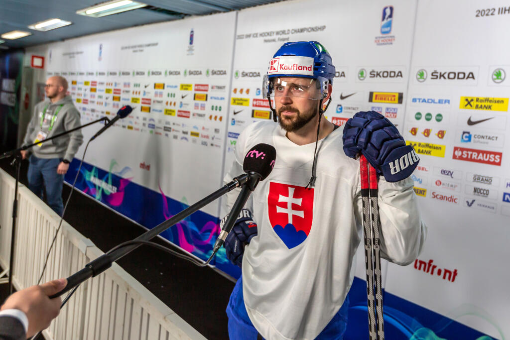 Slovenskí hokejoví reprezentanti absolvovali svoj prvý tréning a presunuli sa na rozhovory do mix zóny. Na snímke je tréner Tomáš Tatar.