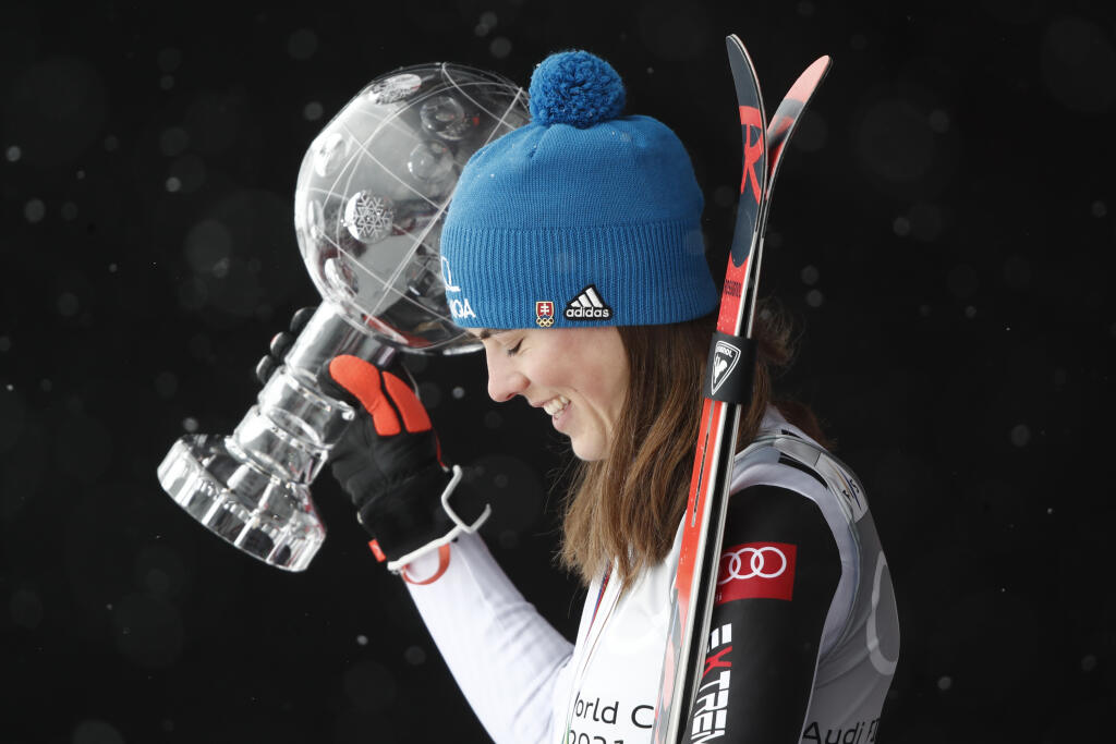 JB 78 Lenzerheide - Slovenská lyžiarka Petra Vlhová drží veľký kryštáľový glóbus za celkové prvenstvo Svetového pohára v alpskom lyžovaní vo švajčiarskom Lenzerheide 21. marca 2021.