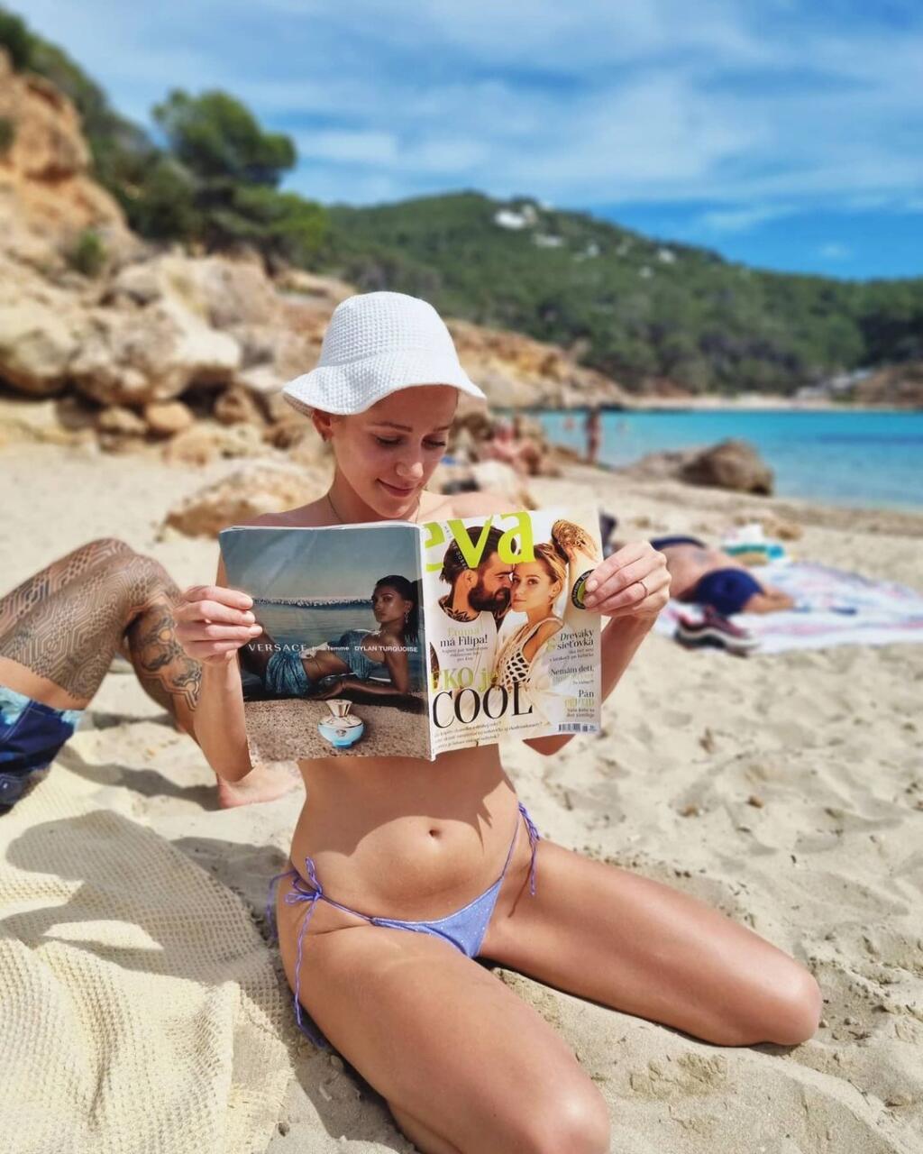 Aj začiatkom mája si párik užíval na pláži, Emma sa aj vtedy predviedla hore bez, prsia si prekrývala len časopisom, na ktorého titulke bola spolu s Filipom.