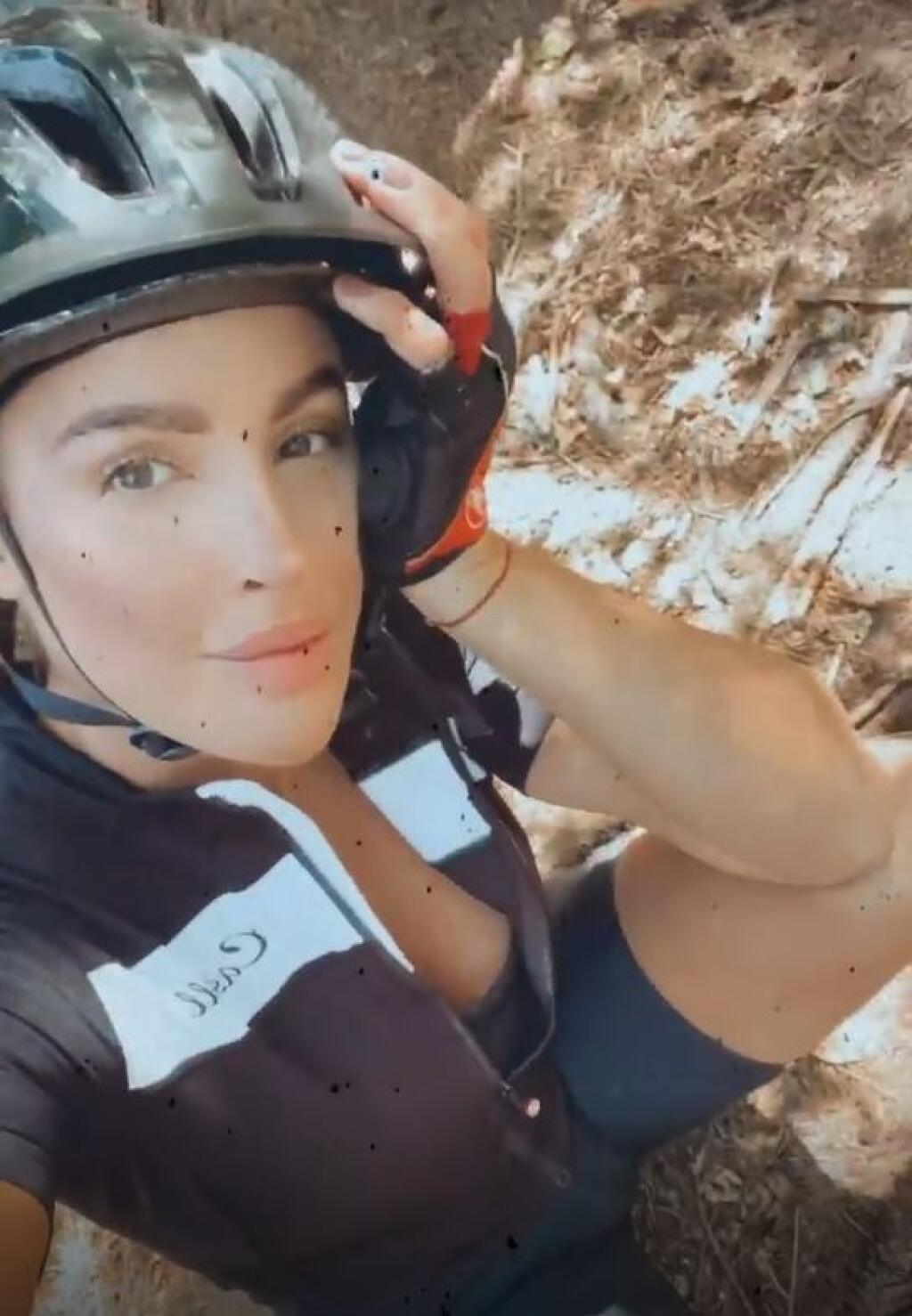 Lucia Javorčeková opäť nahodila cyklistickú prilbu, rozopla dres a dráždi fanúšikov pri bicyklovaní.