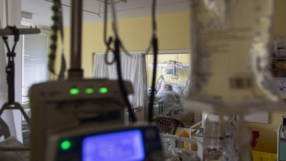 Na snímke jednotka intenzívnej starostlivosti v COVID červenej zóne na Klinike pneumológie a ftizeológie I. Slovenskej zdravotníckej univerzity (SZU) a Univerzitnej nemocnice Bratislava (UNB) v Ružinove. Bratislava, 25. februára 2021. FOTO TASR - Michal Svítok
