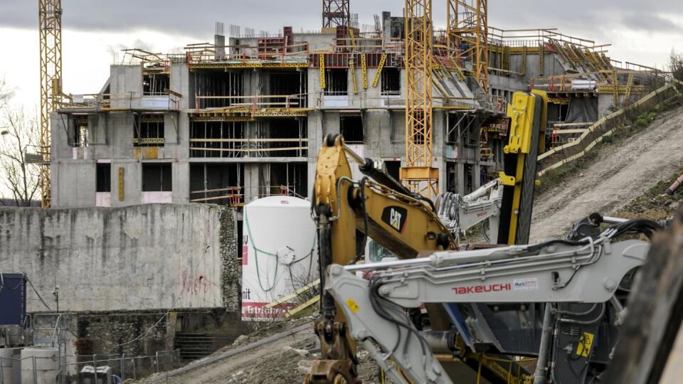 Na snímke prvé hrubé stavby domov na stavenisku v bratislavskom Podhradí, kde sa uskutočňuje výstavba developerského projektu Vydrica. V Bratislave 10. januára 2023. FOTO TASR - Dano Veselský
