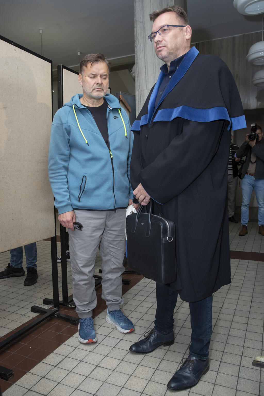 Dušan Dědeček, ktorých spôsobil dopravnou nehodou na Zochovej ulici v Bratislave smrť 5 ľudí sa opätovne postavil pred sú, ktorý rozhoduje o jeho vzatí do väzby.