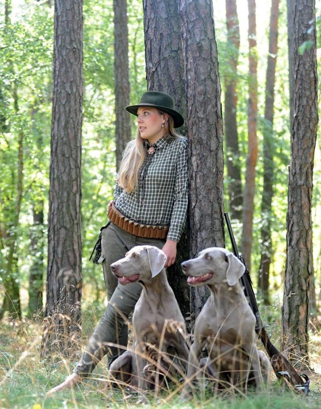Krásna modelka, poľovníčka a kynologička, ideálna kombinácia pre prezentáciu poľovníckej kynológie, pritom treba myslieť na to, že ak sa k fotke pridá aj pes, je to už naozaj umenie. Je potrené zosúladiť viacero faktorov, čo pre fotografa veru vôbec nie je jednoduché.
