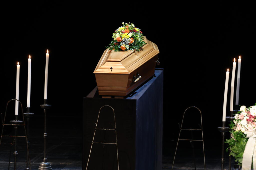 Posledná rozlúčka s Marínou Kráľovičovou. Pri truhle stoja Diana Mórová, Jozef Vajda, Štefan Bučko a Vladimír Obšil.