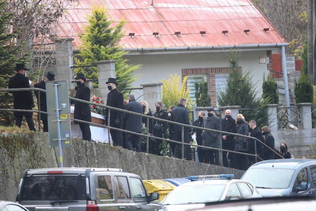 Smútiaci prichádzajú na poslednú rozlúčku s hokejistom Borisom Sádeckým.