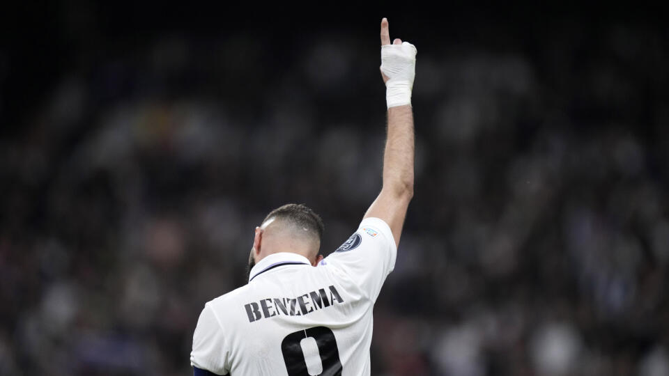 KK9 Madrid - Hráč Realu Madrid Karim Benzema sa teší z gólu v odvete osemfinále Ligy majstrov Real Madrid - FC Liverpool v Madride 15. marca 2023. FOTO TASR/AP
Real Madrid's Karim Benzema celebrates after scoring his sides first goal during the Champions League, round of 16, second leg soccer match between Real Madrid and Liverpool at the Santiago Bernabeu stadium in Madrid, Spain, Wednesday, March 15, 2023. (AP Photo/Bernat Armangue)