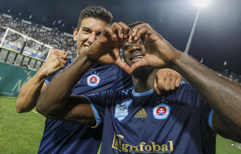 Na snímke hráči Slovana Vernon De Marco a Myenty Abena sa radujú z postupu do skupinovej fázy po skončení odvetného zápasu playoff Európskej ligy medzi ŠK Slovan Bratislava a Paok FC.