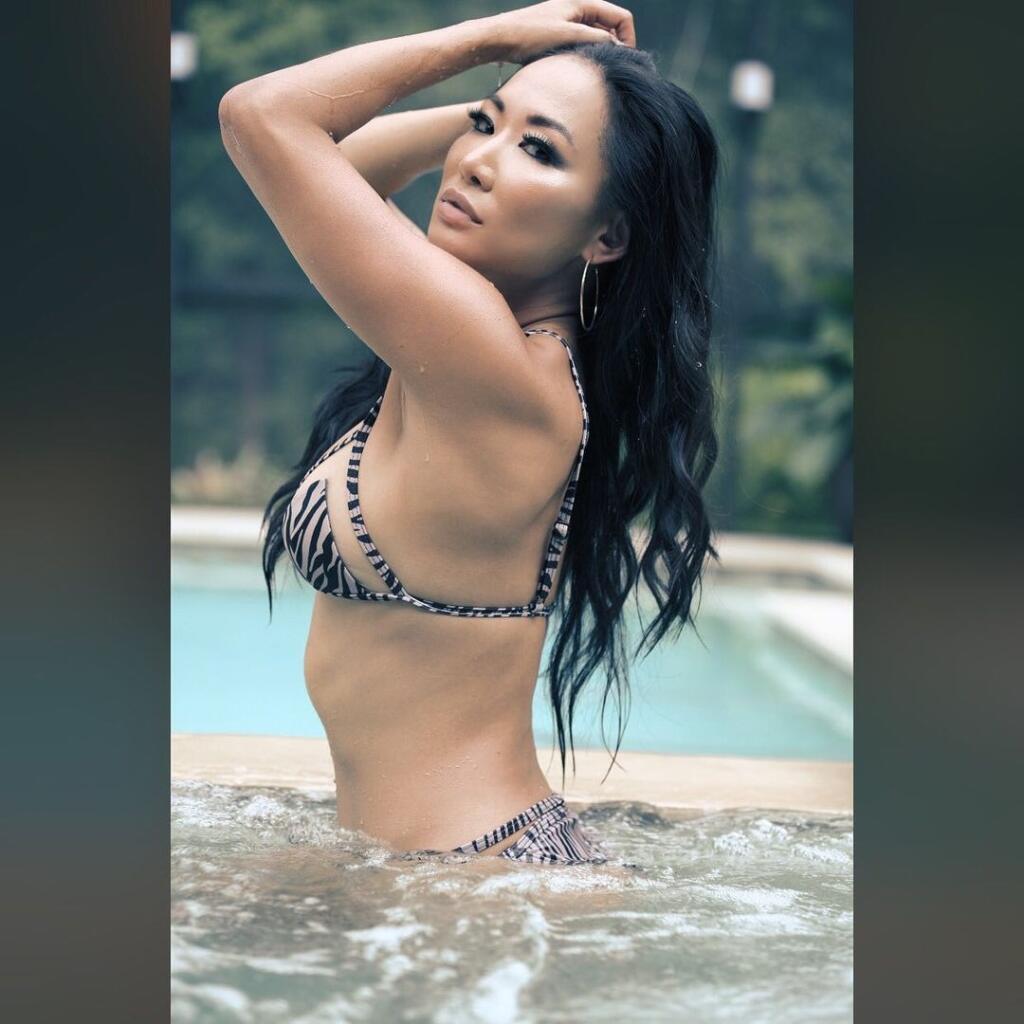 Wrestlerka Gail Kim rada ukazuje svoje vyšportované telo.