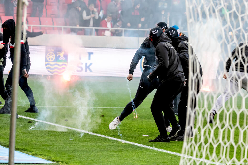 Na snímke je futbalový zápas medzi FC Spartak Trnava a ŠK Slovan Bratislava, ktorý sa skončil predčasne a fanúšikovia obidvoch táborov vnikli na hraciu plochu.