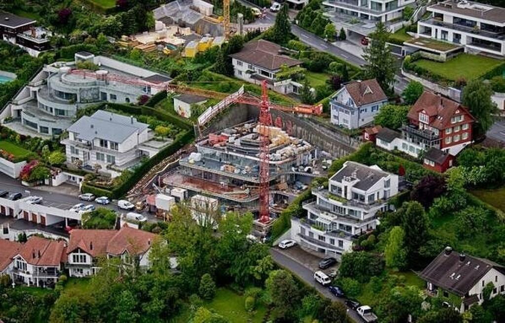 Vila v Zürichu v časti Wollerau je podľa všetkého najluxusnejšou Federerovou rezidenciou. Na 500 metroch štvorcových sa Federerovci nemusia báť, že by sa tlačili, odhadovaná cena komplexu je 7,5 milióna eur.