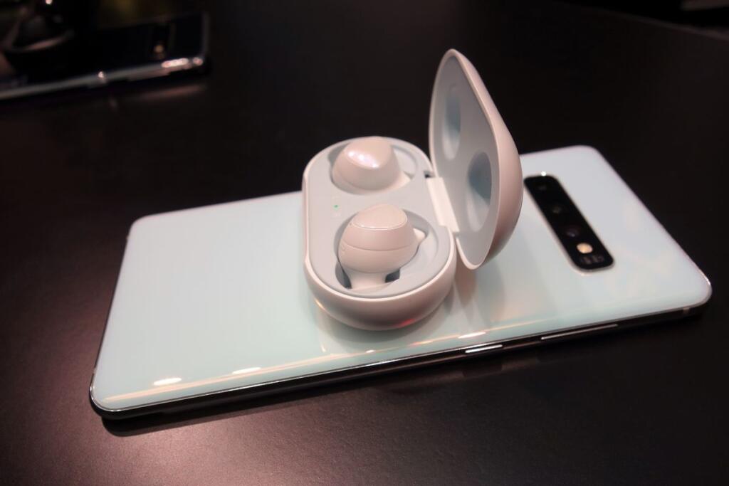Rodina Galaxy S10 môže bezdrôtovo dobíjať napríklad aj slúchadlá