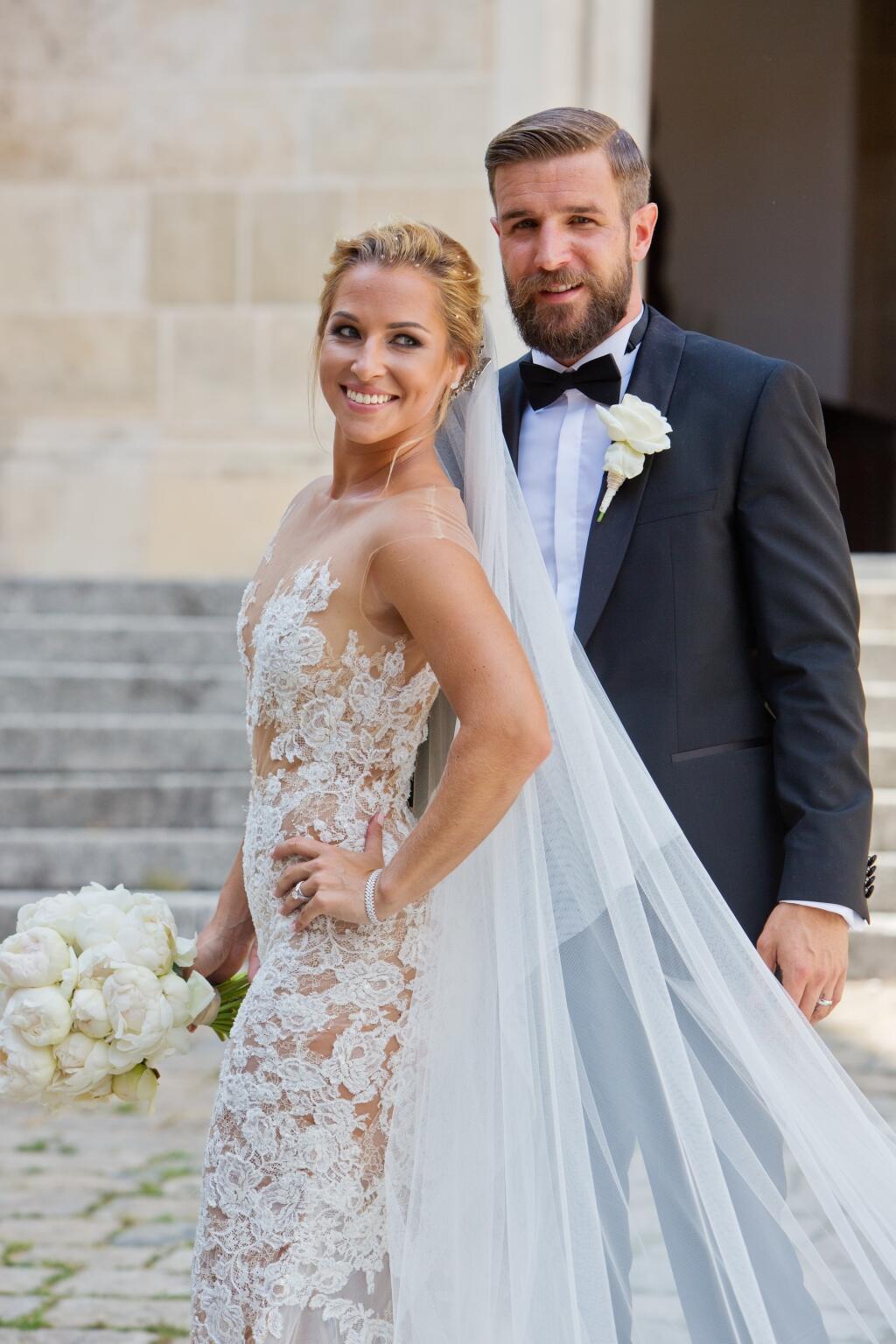 Na snimke Dominika Navara Cibulkova a Michal Navara pozuju pred juznym vchodom Domu Svateho Martina tesne po svadobnom obrade.