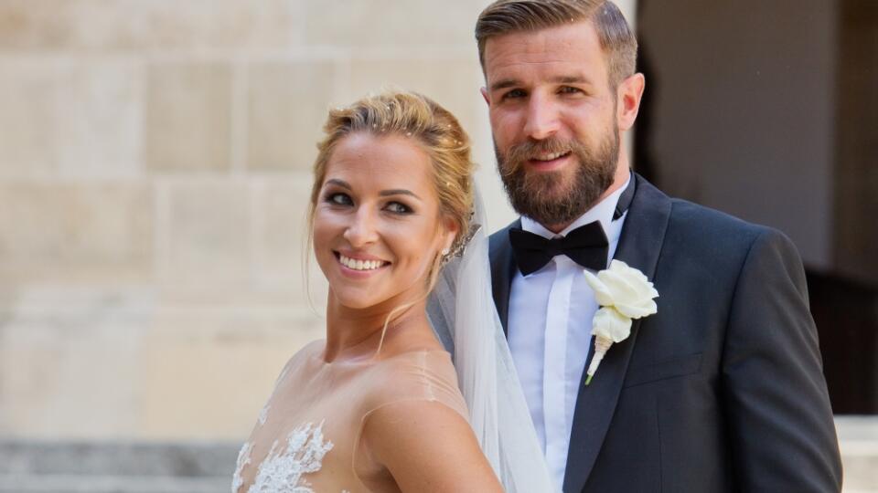 Na snimke Dominika Navara Cibulkova a Michal Navara pozuju pred juznym vchodom Domu Svateho Martina tesne po svadobnom obrade.