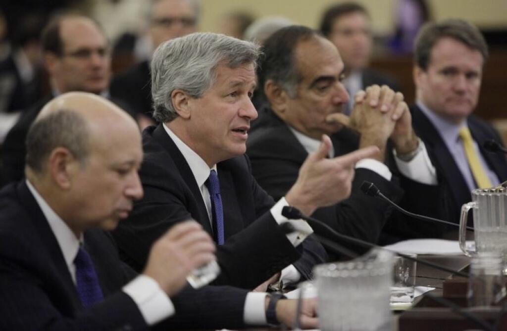 Blockchainovú technológiu od JP Morgan na repo operácie začal využívať aj ich arcirival Goldman Sachs. Na snímke bývalý generálny riaditeľ Goldman Sachs Lloyd Blankfein (prvý zľava) a CEO JP Morgan Jamie Dimon (druhý zľava).
