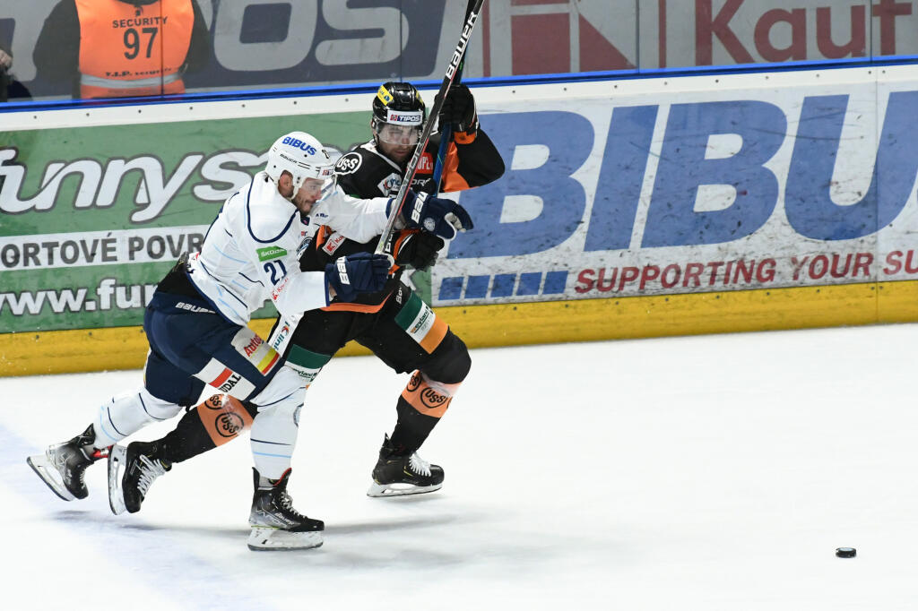 Na snímke zľava Filip Bajtek (Nitra) a Radek Deyl (Košice) v zápase 1. kola hokejovej Tipos extraligy medzi HK Nitra a HC Košice 24. septembra 2021 v Nitre. FOTO TASR - Henrich Mišovič