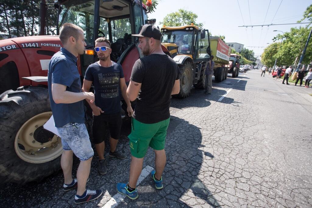 Protest farmárov pred Úradom vlády SR