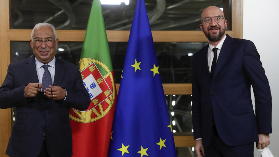 EBE 21 Brusel - Na snímke sprava predseda Európskej rady Charles Michel a portugalský premiér Antonio Costa počas stretnutia v Bruseli 1. decembra 2020. FOTO TASR/AP
Portuguese Prime Minister Antonio Costa, left, is welcomed by European Council President Charles Michel ahead of a meeting at the European Council building in Brussels, Tuesday, Dec 1, 2020. (Stephanie Lecocq, Pool via AP)