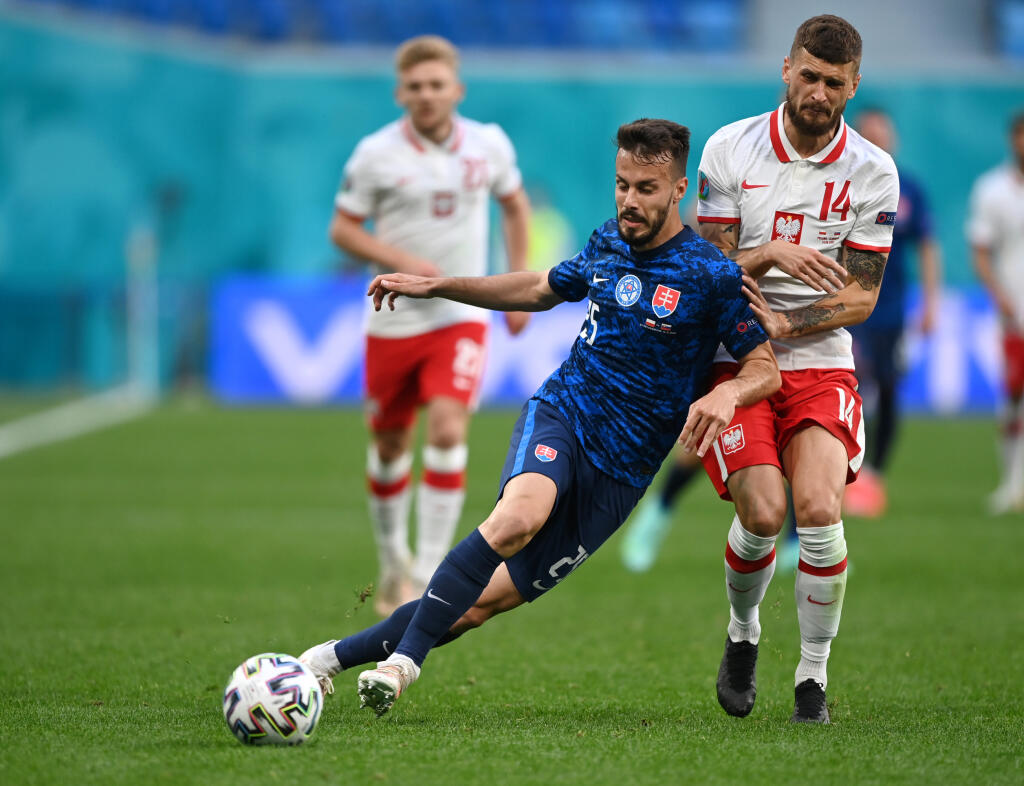 JAKUB HROMADA. Kocianovo hodnotenie: Vypracoval sa počas celej sezóny na výborného hráča, zaslúžene hrá na šampionáte. S Kuckom vytvorili predný obranný štít, ktorý sa podieľal na kvalitnej defenzíve celého mužstva. Nechal na sebe vyfaulovať Krychowiaka, čo bol moment, ktorý nám výrazne pomohol.